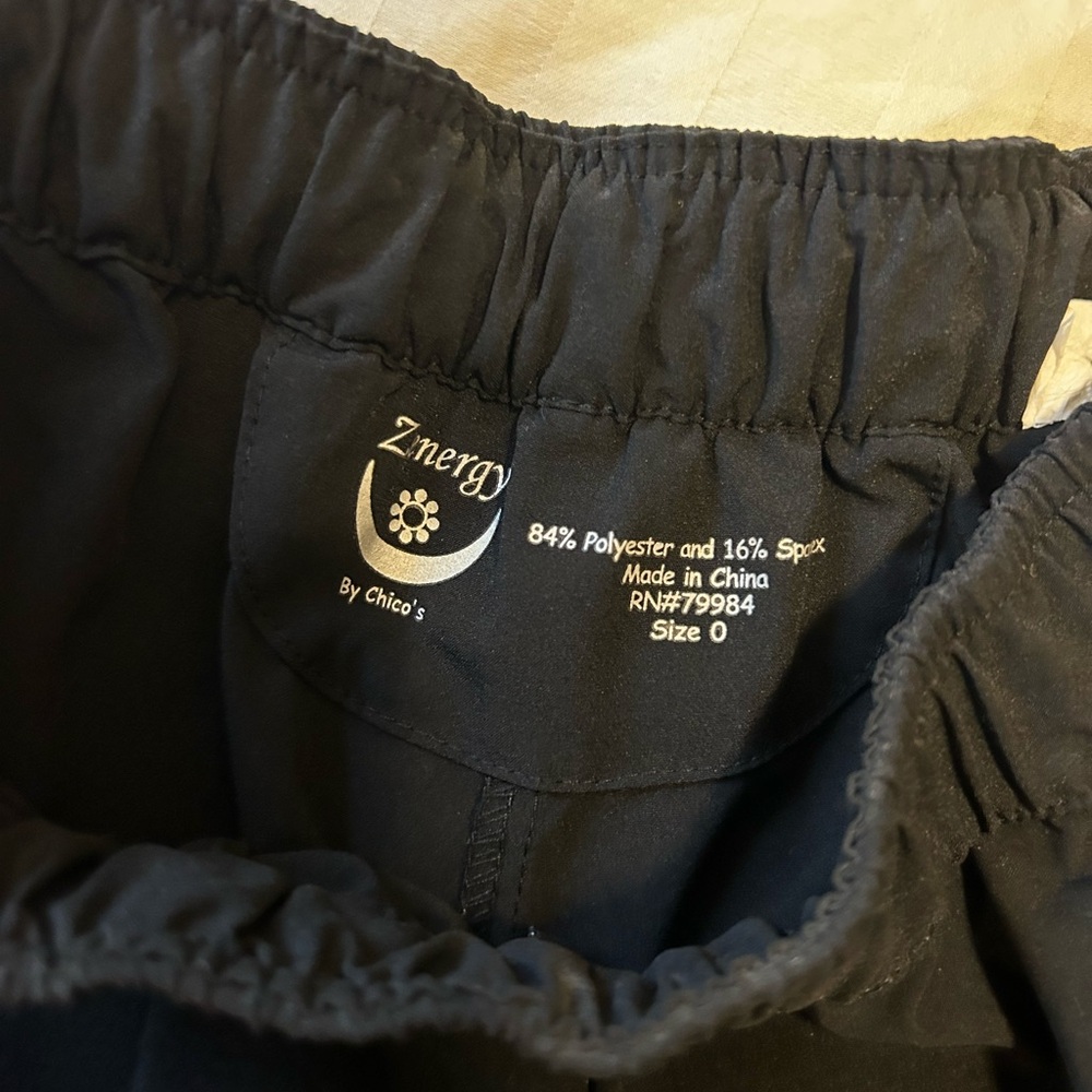 💜Zenergy by Chico's Black Cargo capris size 0 - Picture 2 of 3